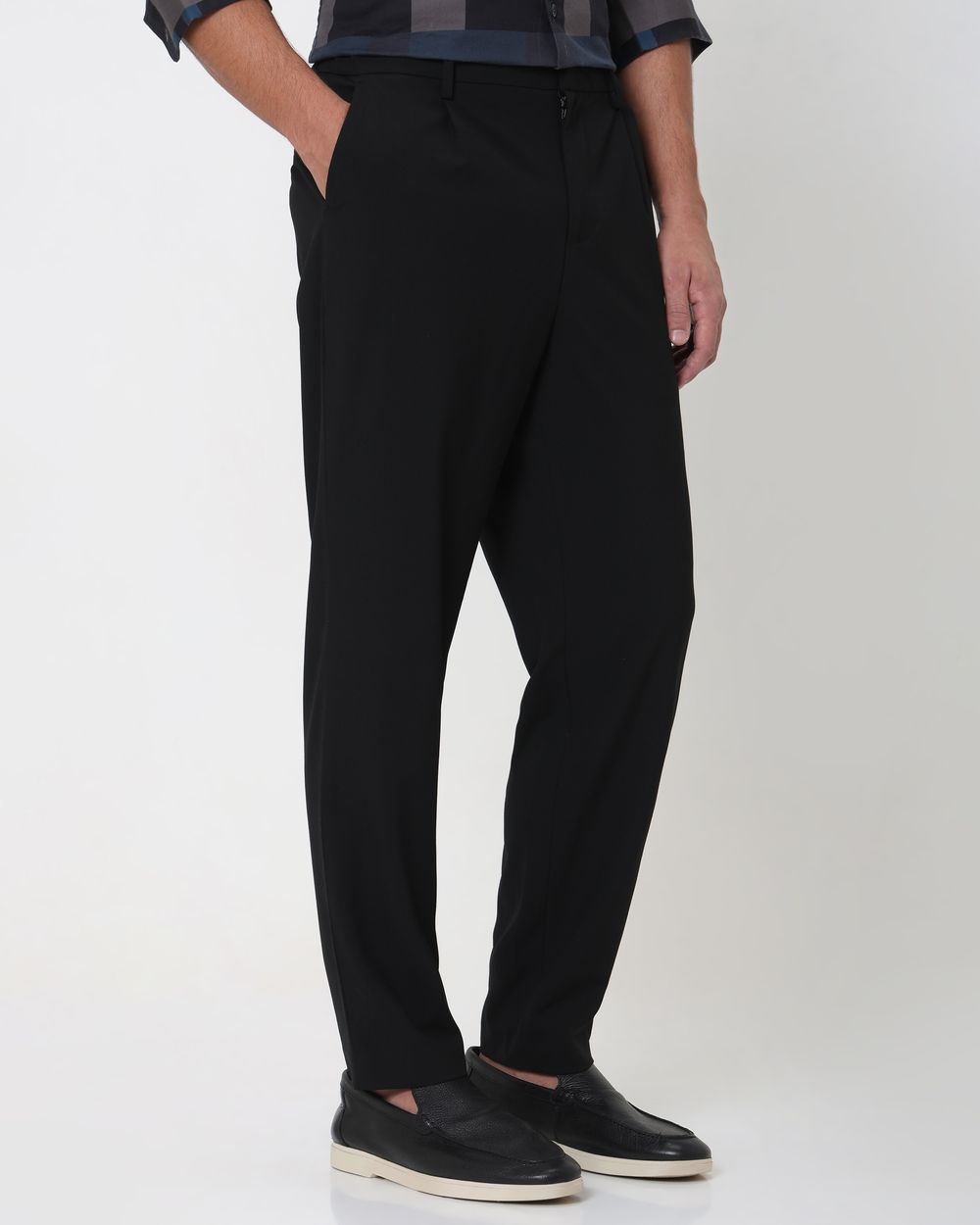 Black Relaxed Tapered Fit Single Pleated Pants Trouser