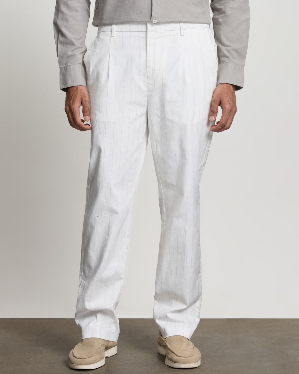 Off White Relaxed Tapered Fit Single Pleated Pants