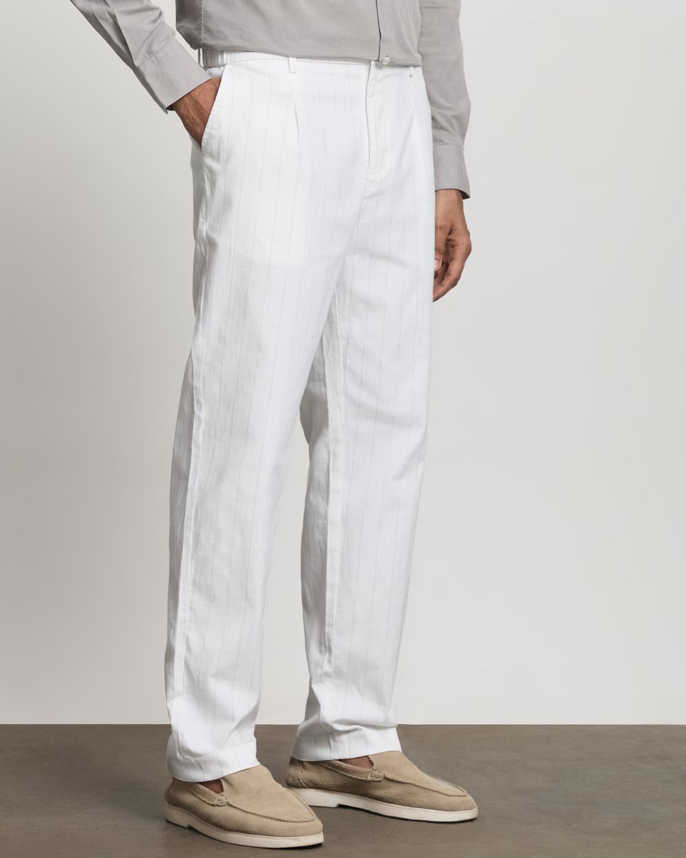 Off White Relaxed Tapered Fit Single Pleated Pants